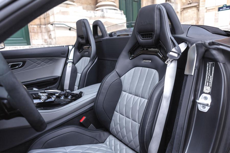 Интерьер Mercedes-AMG GT C Roadster Edition 50 (R190) 2017 года  (фото 8 из 26)